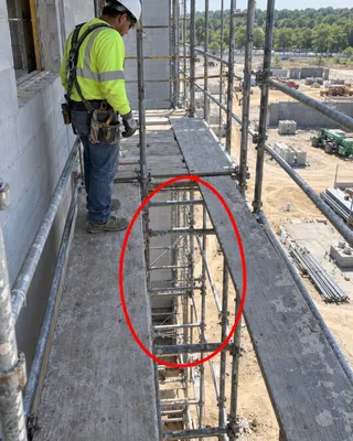 Site photo circled in red: gap in scaffold work platform decking between planks